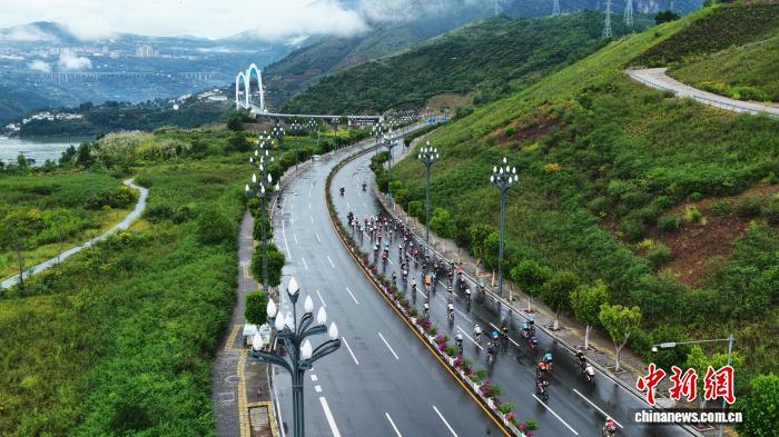巫山揭幕2025环三峡自行车赛：国际与区域选手云