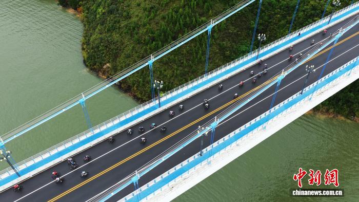 巫山揭幕2025环三峡自行车赛：国际与区域选手云