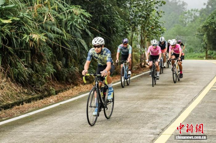 近300骑行爱好者齐聚新兴县 共赴“禅意山水城”