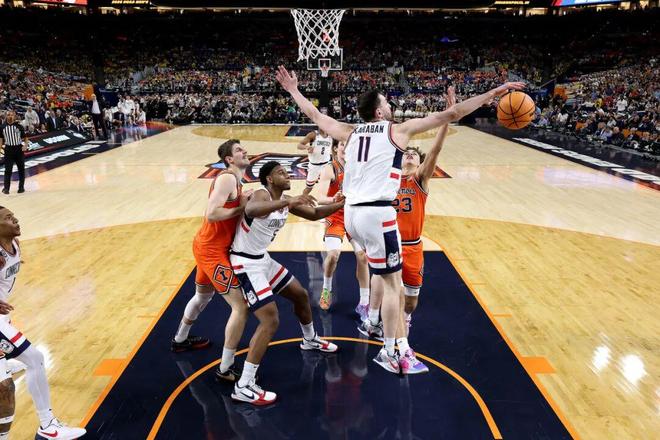 康涅狄格大学决赛迎战密歇根 赫利拒湖人专注篮