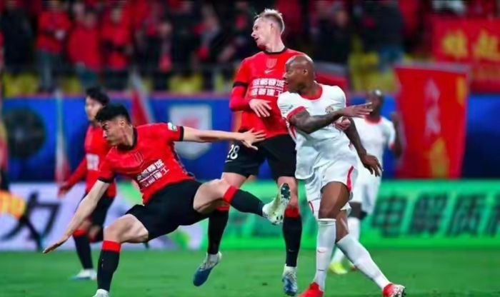 韦世豪暴力犯规引争议 裁判判罚尺度引质疑